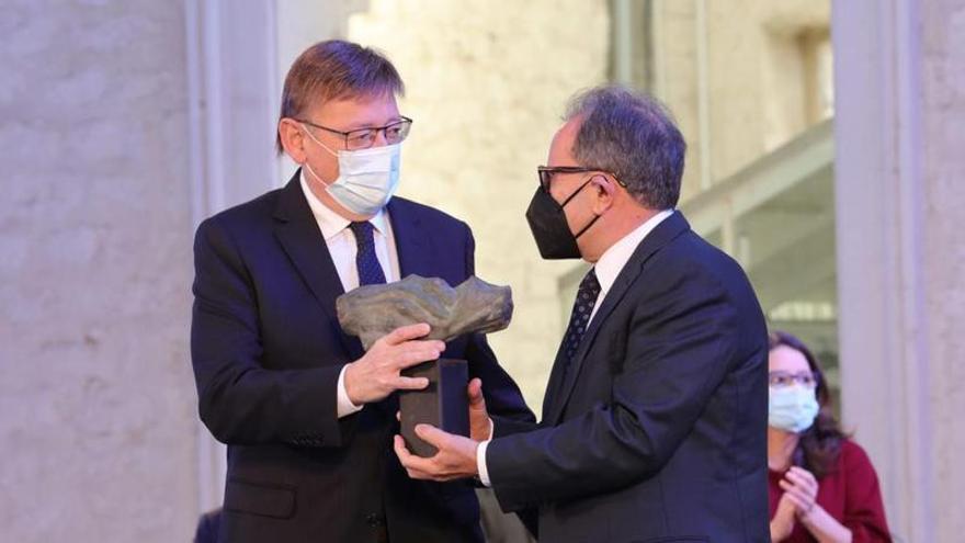 El president, Ximo Puig, entrega al castellonense Avel·lí Corma la distinción.