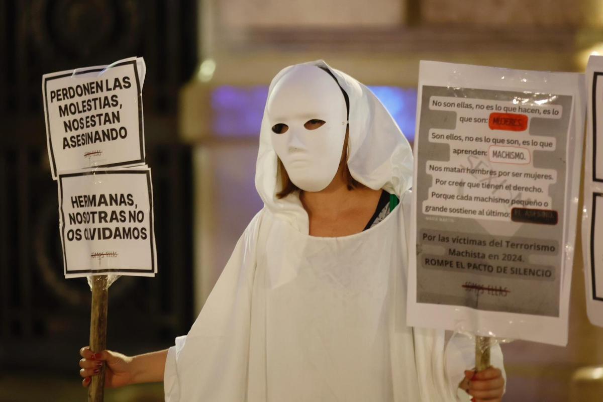 Vigilia contra la violencia machista en la plaza del Ayuntamiento