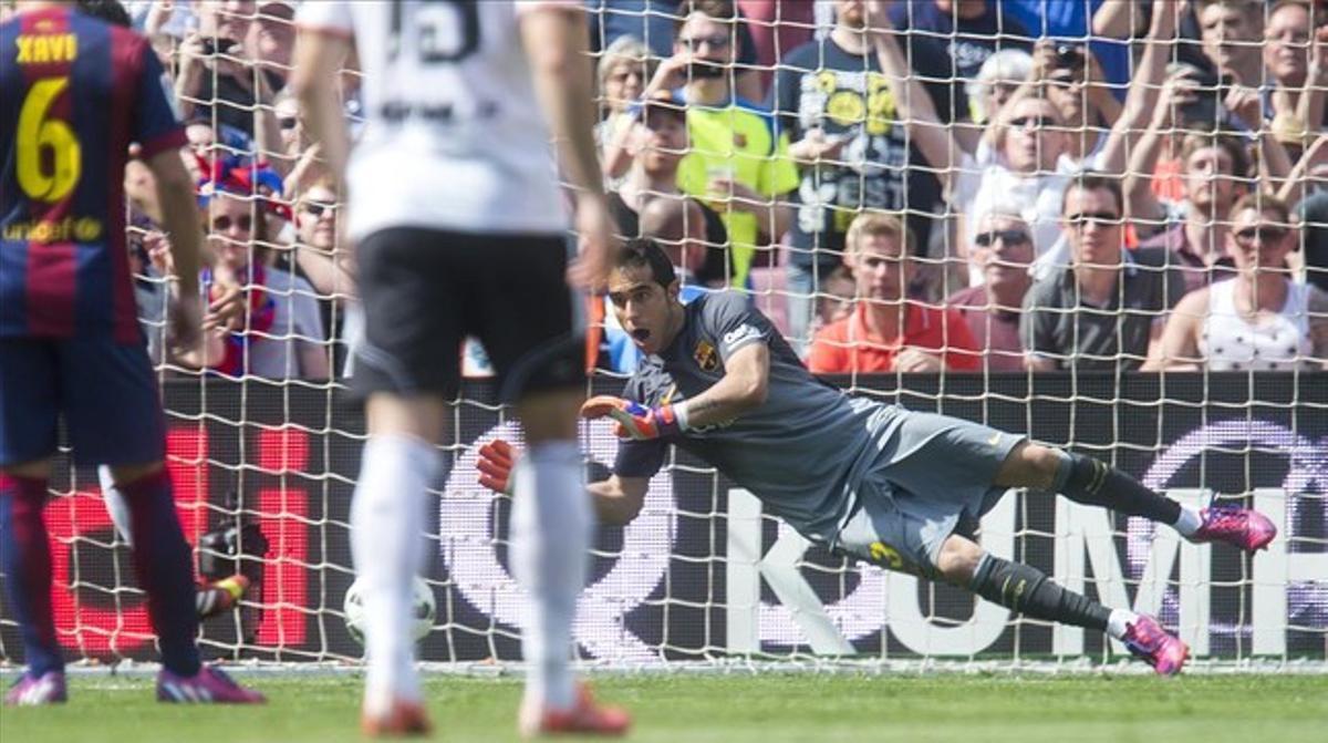 Bravo endevina la direcció del penal llançat per Parejo a la primera meitat del Barça-València. Bravo endevina la direcció del penal llançat per Parejo a la primera meitat del Barça-València.