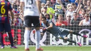 Bravo endevina la direcció del penal llançat per Parejo a la primera meitat del Barça-València.