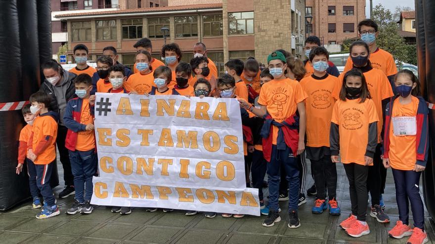 Los miembros del Club Atletismo de Llanera a la salida de la carrera