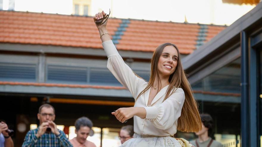 Ensayo de la "dansà de les falles" de la fallera mayor y la corte 2026