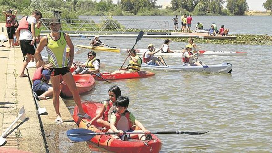 Juventud reparte 18.000 euros entre 13 asociaciones de Badajoz