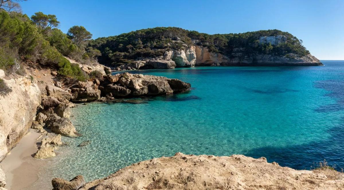 Vista de la bella playa menorquina Cala de Mitjana