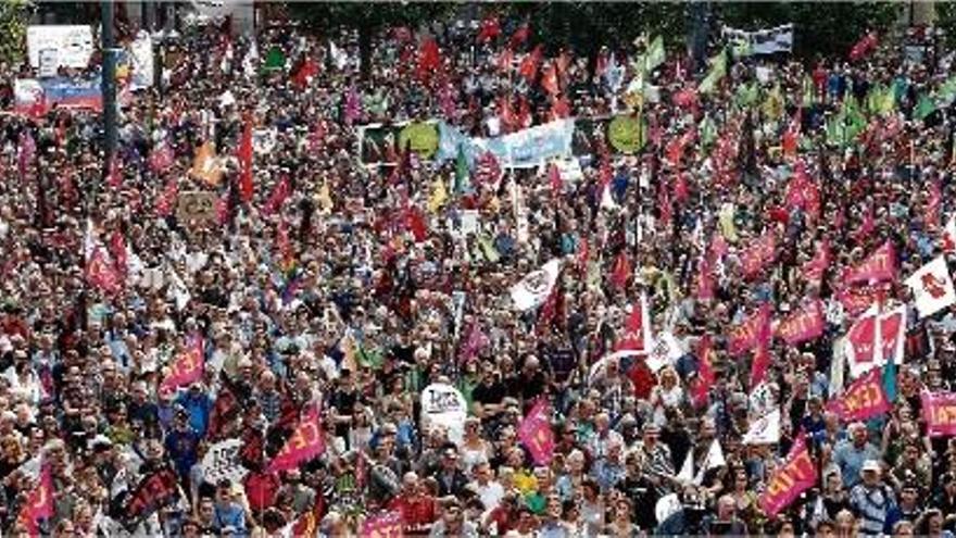 Manifestació massiva a Hamburg contra els projectes d&#039;acord de lliure comerç.