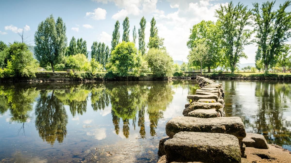 Descubre algunos destinos low cost a los que viajar en agosto.