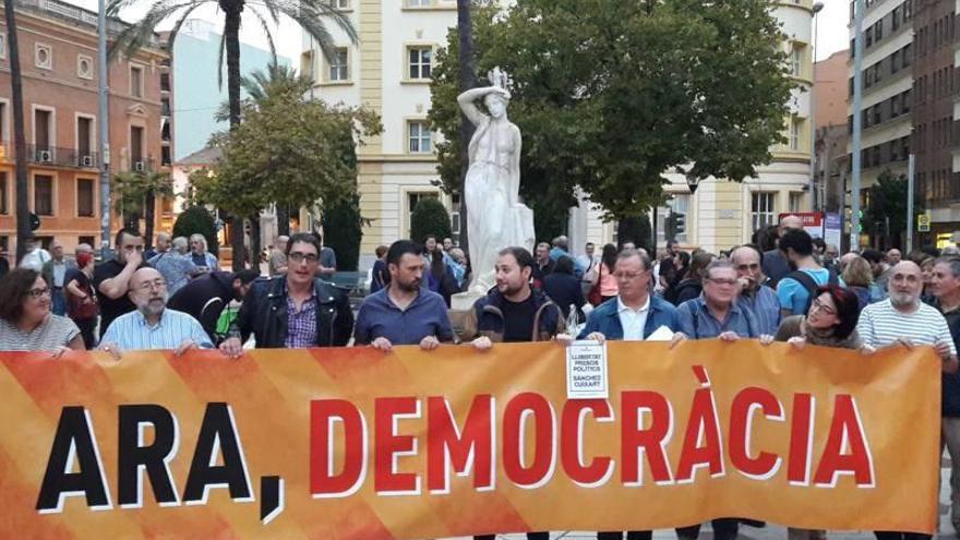 Unas 100 personas piden la libertad de Cuixart y Sánchez en Castellón