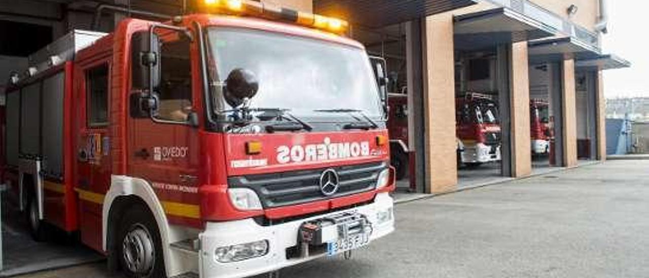 Las instalaciones de los bomberos, con varios vehículos listos.