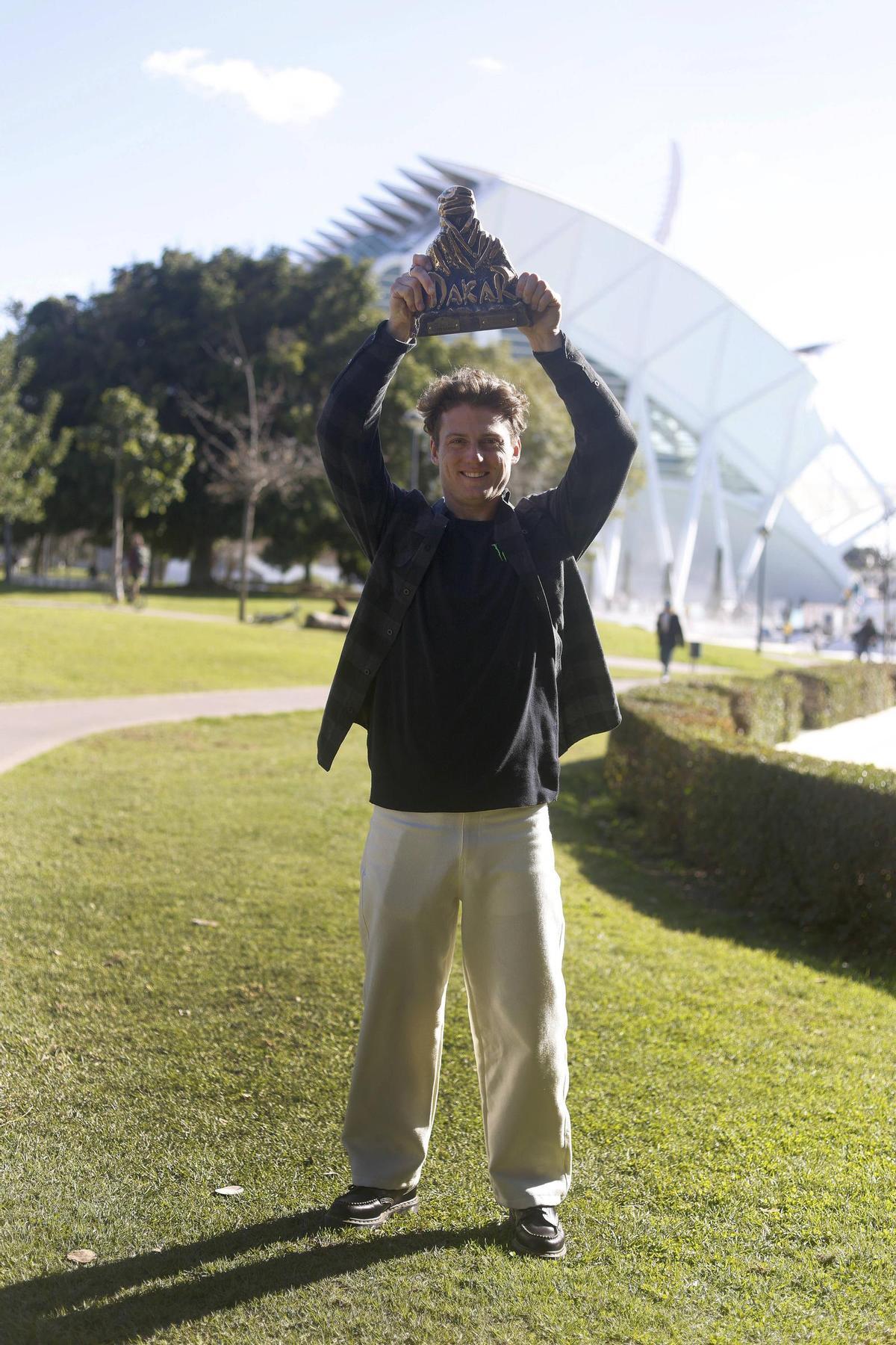 Tosha Schareina, con el trofeo de su segundo podio conscutivo en el Dakar.