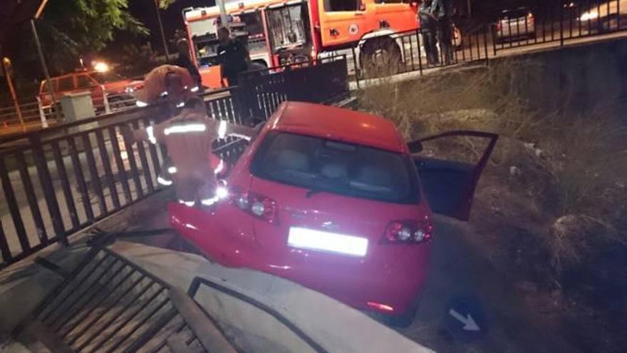 El coche accidentado en Paiporta tras arrancar la valla.