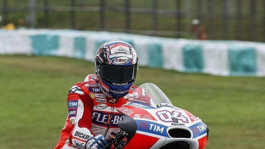 Dovizioso hace un &#039;caballito&#039; para celebrar su victoria de ayer en el Gran Premio de Malasia.