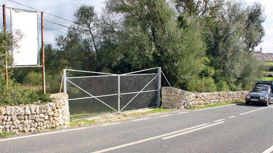 Entrada de la parcela donde se proyecta el parque. Al fondo, el pueblo de Sineu.