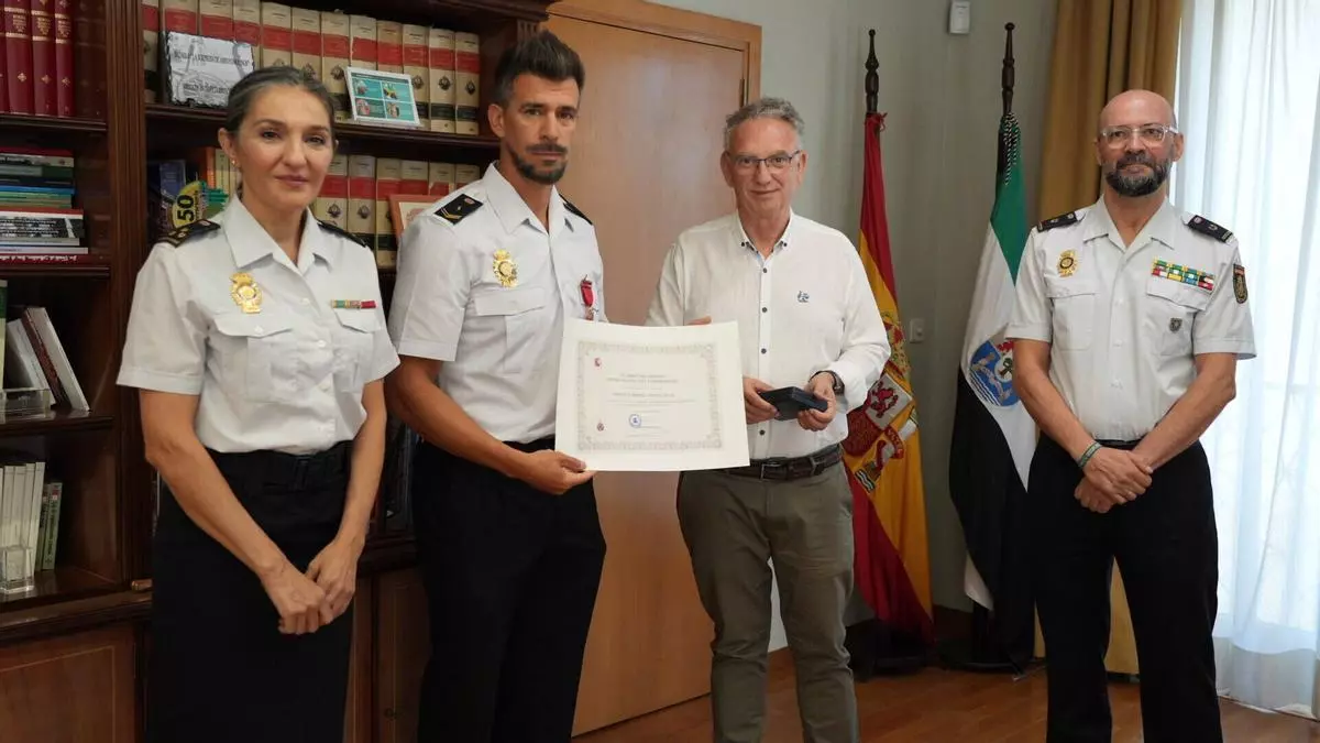 Vídeo | Medalla al Mérito de Protección Civil para el policía que salvó a tres personas de un incendio en Cáceres