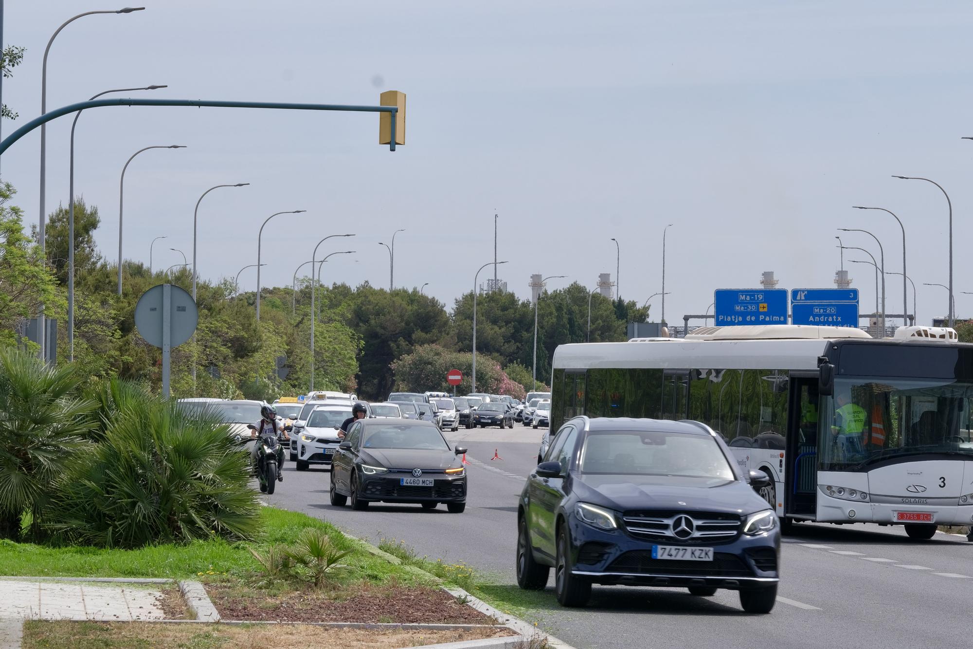 Las fotos del monumental atasco en los accesos a Palma por un autobús averiado en el carril VAO