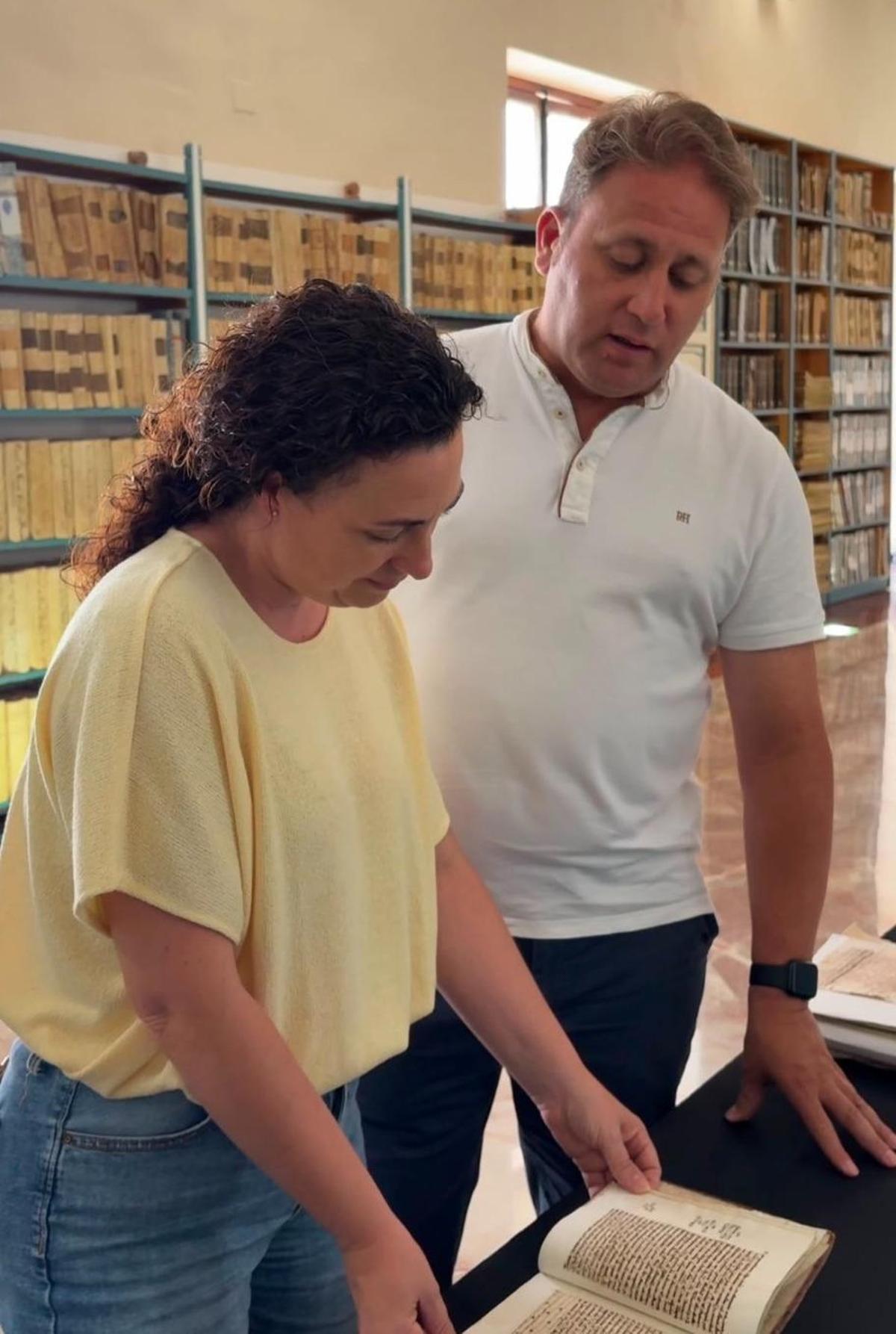 Gemma Ruiz y Mariano Cecilia, conservadores del museo, en el archivo con el documento que se ha recuperado