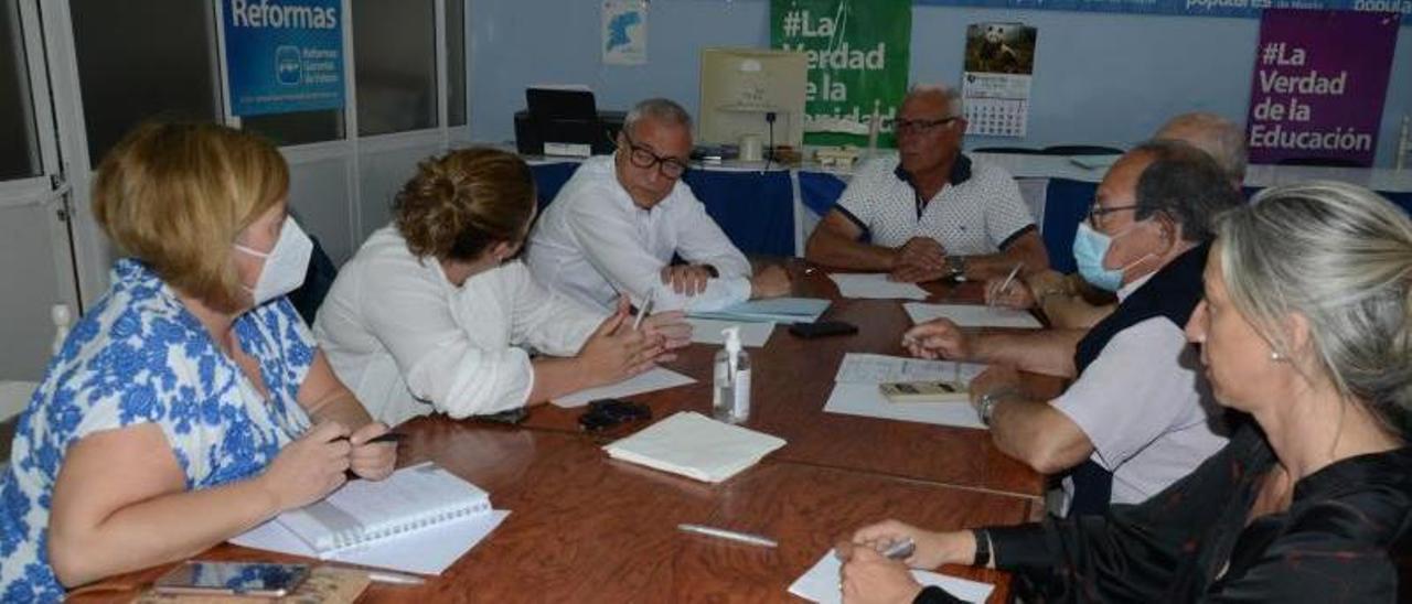 Javier Puente –al fondo a la izquierda– al lado de Vicente Verdeal y con los representantes del partido. |  G.N.