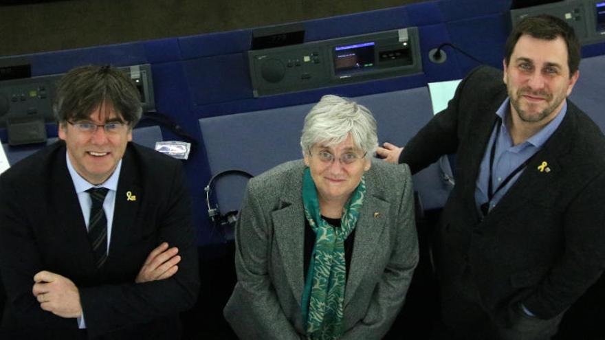 Carles Puigdemont, Clara Ponsatí i Toni Comín al seu escó