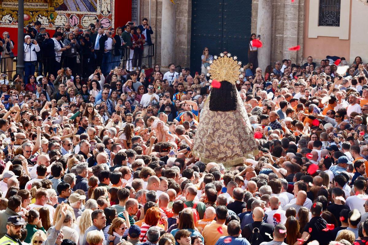 La Virgen sale al Traslado con un manto "Terreta" donado por la fallera mayor de València