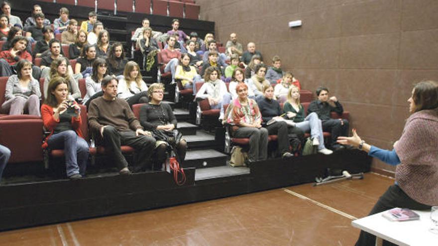 La actriz Llum Barrera, pronunciando una conferencia en el auditorio de la Escola d´Art Dramàtic de les Illes Balears .