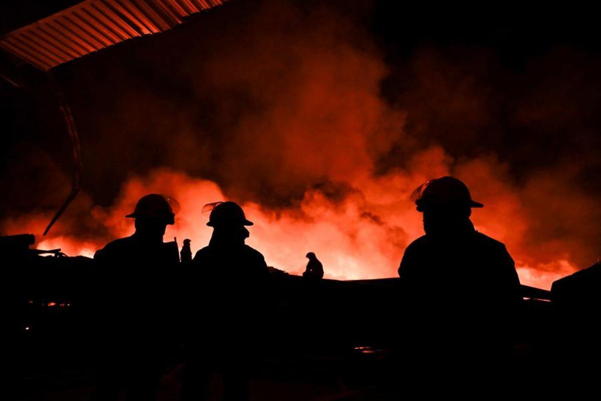 Una fuerte explosión en una zona industrial cerca del principal aeropuerto de Argentina deja al menos 15 heridos