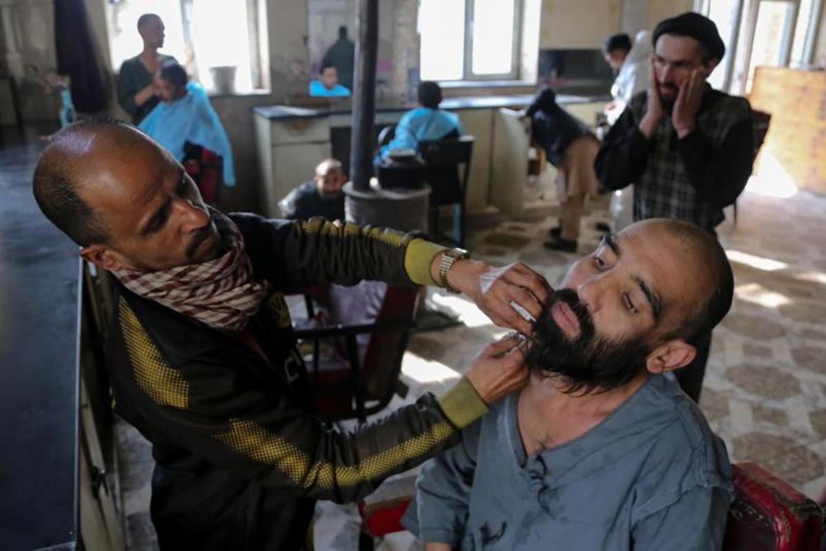 Los talibanes cierran a más de 3000 drogadictos un centro de rehabilitación en Kabul, Afganistán