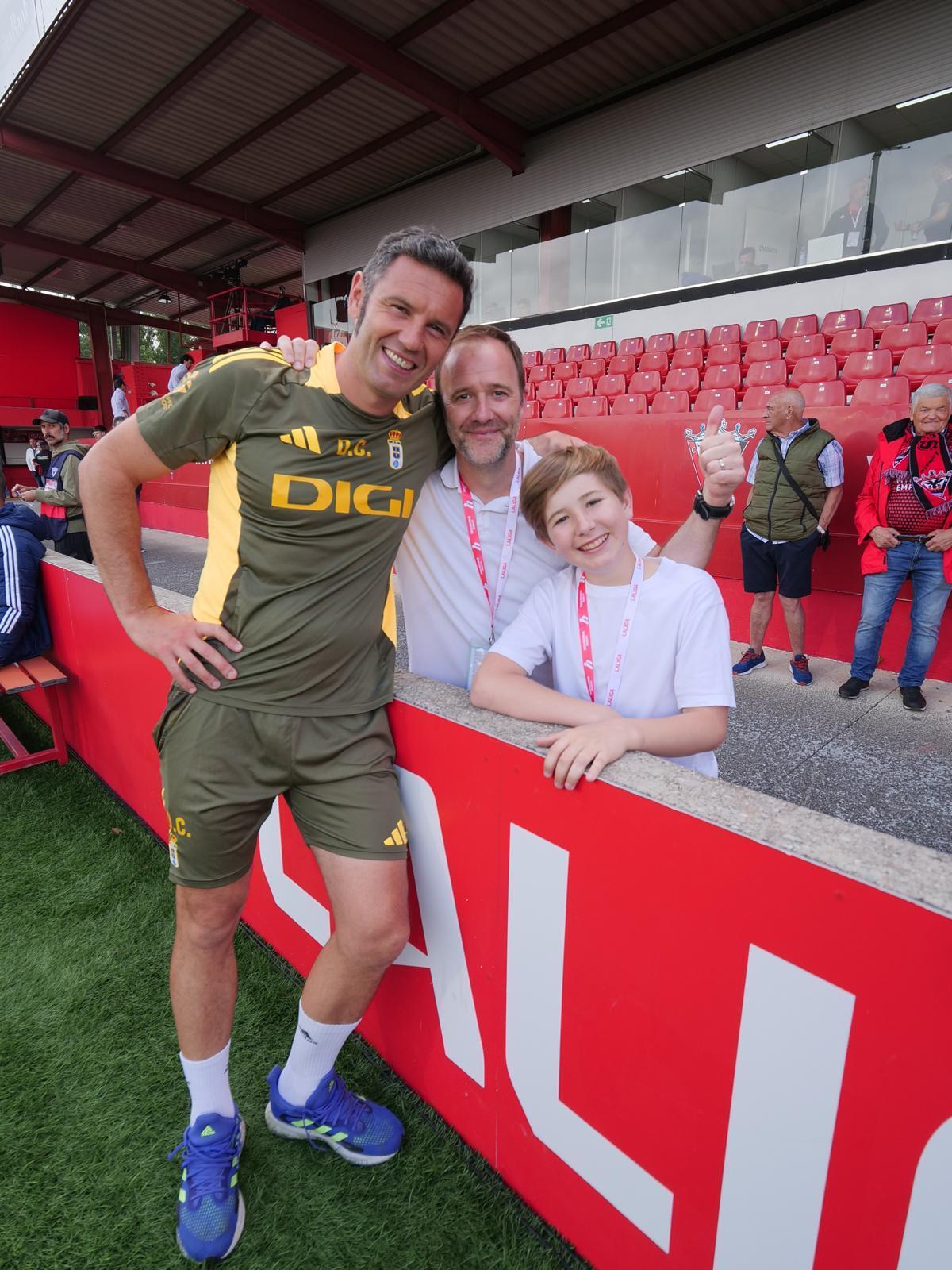 Cervero, Sid Lowe y Charlie, en Anduva.