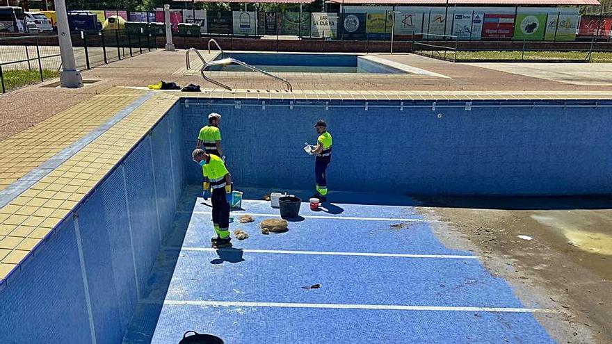 Pravia reabre la piscina de verano tras permanecer cerrada el año pasado