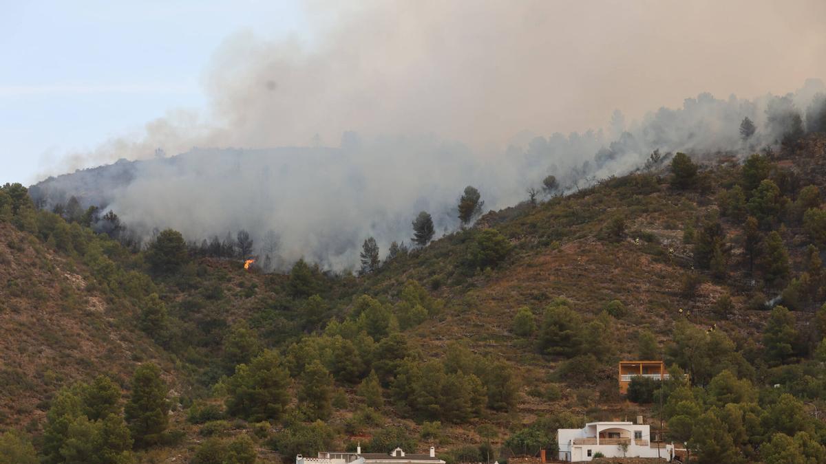 Incendio forestal en la Vall d'Uixó, en una imagen del pasado martes.