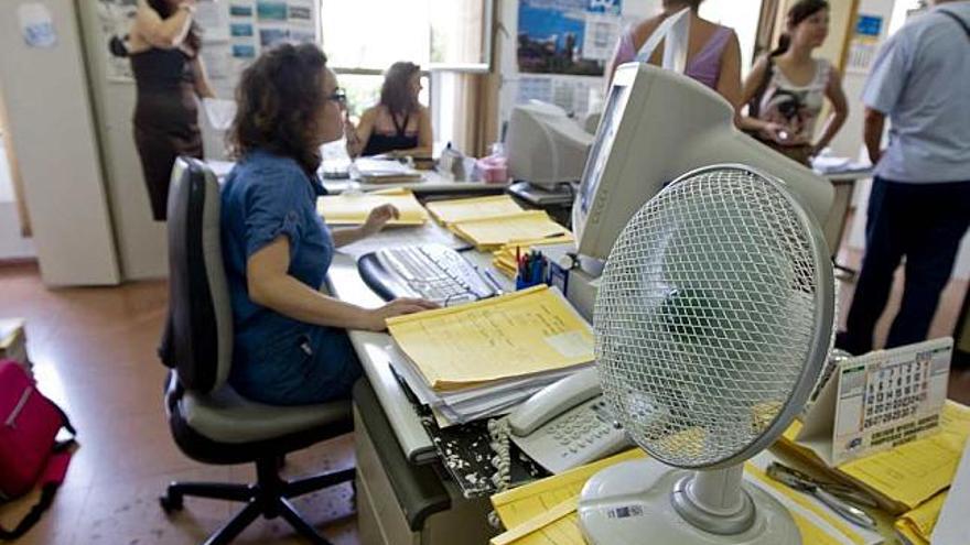 A la izquierda, ventiladores adquiridos por los funcionarios para soportar las altas temperaturas en Instrucción 6. A la derecha, el juzgado de guardia, ayer, cerrado.