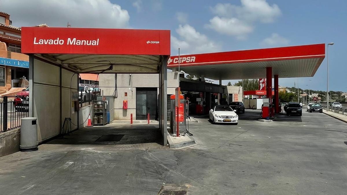 La gasolinera Cepsa, ahora Moeve, de la urbanización Calypso de Mijas