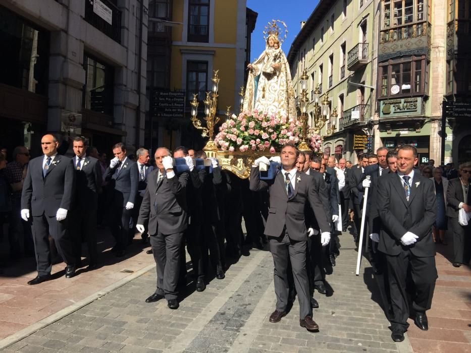 Llanes se llena para coronar a la Virgen de Guía