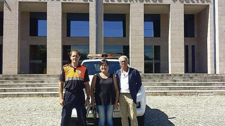 Jácome y Herrero recibieron ayer el vehículo para Parada.  // FdV