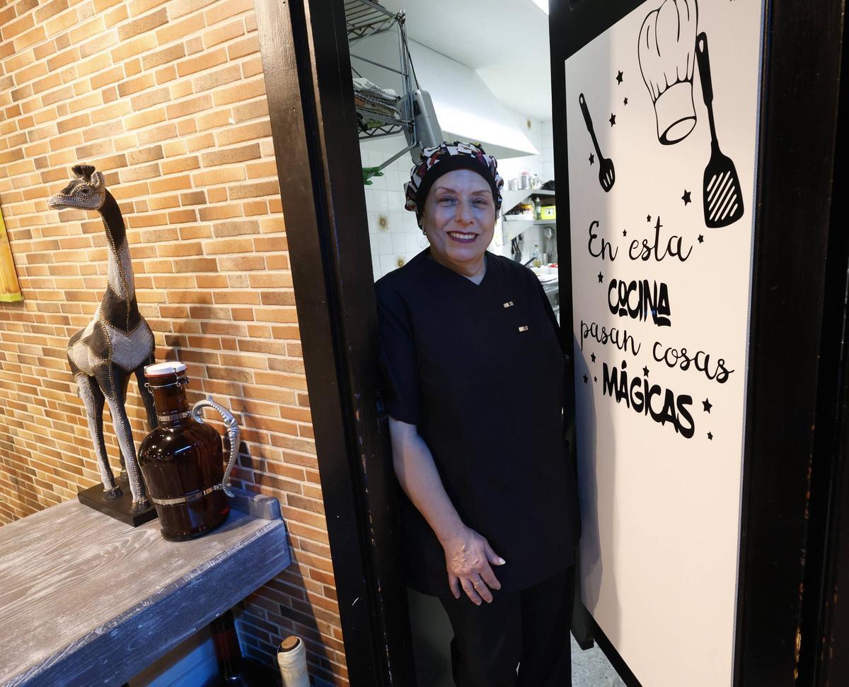 Isabel Ramos, en la puerta de la cafetería Dahora.