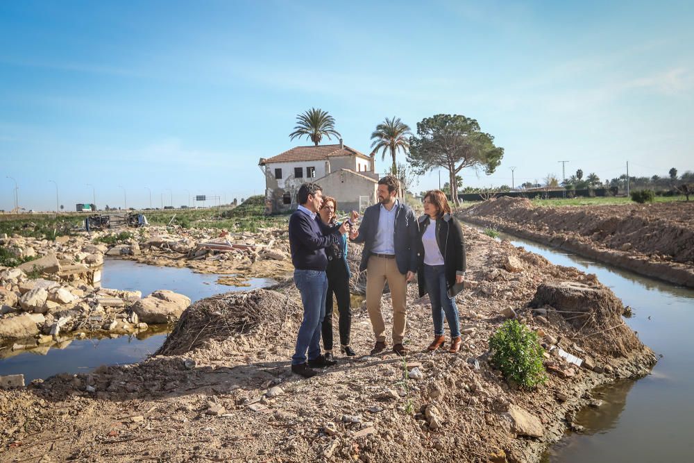 El presidente del PP, Pablo Casado, visita la zona de Almoradí en la que se rompió la mota del Segura