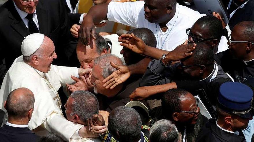 El papa Francisco, rodeado por sacerdotes tras una misa multitudinaria en la Plaza de San Pedro del Vaticano,el pasado junio. // A. B.