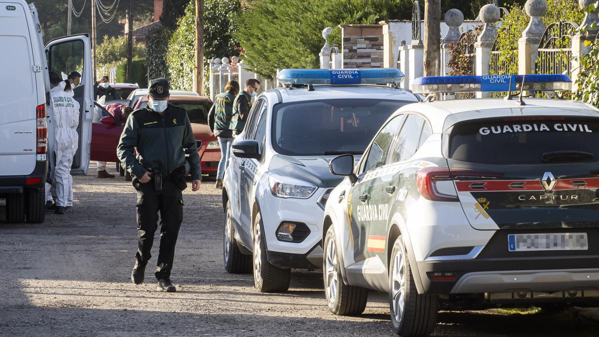 Agentes de la Guardia Civil, durante el registro del chalet del principal sospechoso del crimen.