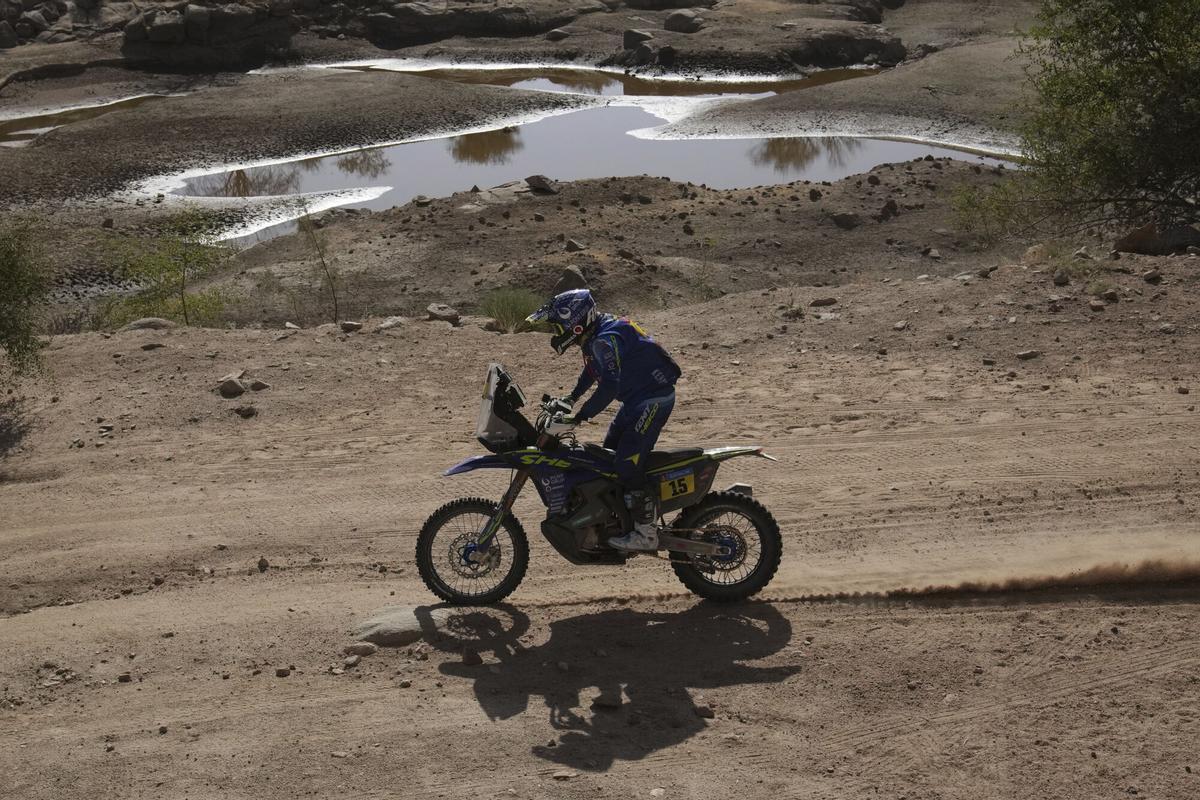El español Lorenzo Santolino participa durante la primera etapa del Rally Dakar con salida y llegada en Bisha, Arabia Saudita, el sábado 4 de enero de 2025. (Foto AP/Christophe Ena)