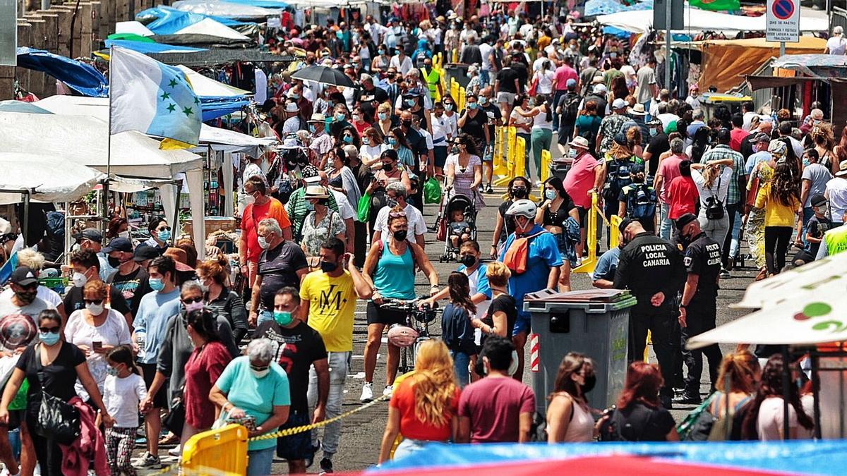 Santa Cruz celebró ayer una nueva jornada del rastro, donde los agentes vigilan que se cumplan las medidas sanitarias.