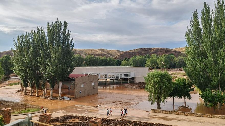 El agua vuelve al pabellón municipal de Azuara, este viernes.