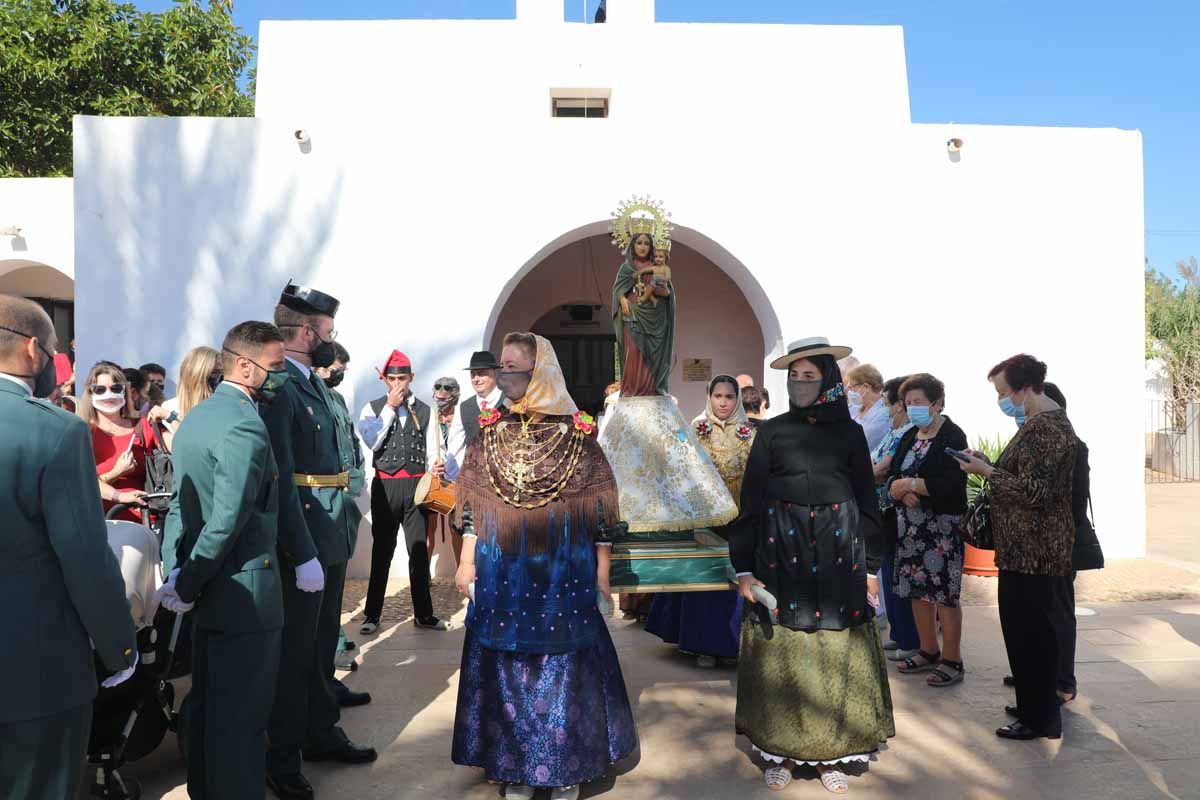 Misa, procesión y 'ball pagès' en el Pilar de la Mola