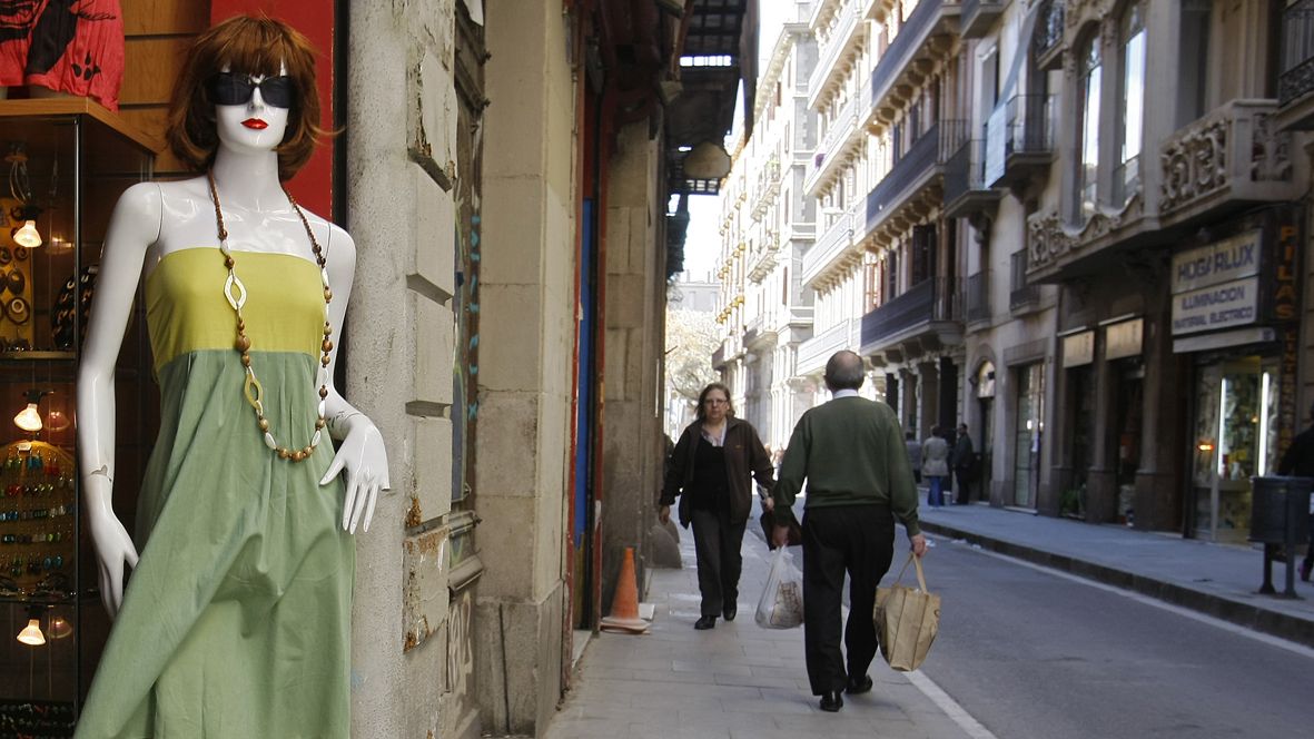 Las calles del Raval vuelven a sufrir el impacto cotidiano del narcotráfico