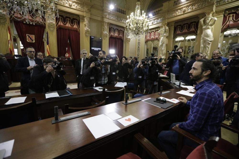 Am Dienstag (14.2.) haben die Abgeordneten des Linksbündnisses Baltasar Picornell in das höchste politische Amt auf den Balearen gleich nach Ministerpräsidentin Francina Armengol gewählt. Picornell erlangte 34 Stimmen, seine von der konservativen Opposition aufgestellte Gegenkandidatin Núria Riera (PP) erhielt 20 Stimmen. Fünf Stimmzettel waren leer.