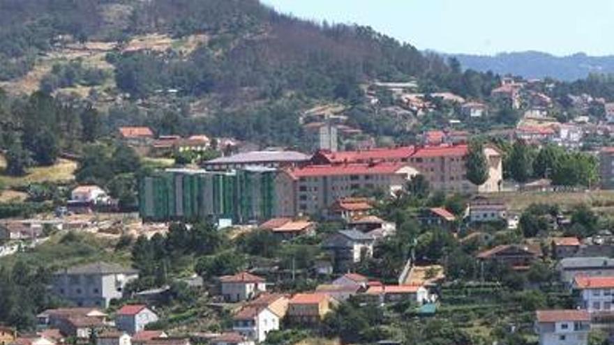 Viviendas sociales de O Pino y al fondo, Covadonga.