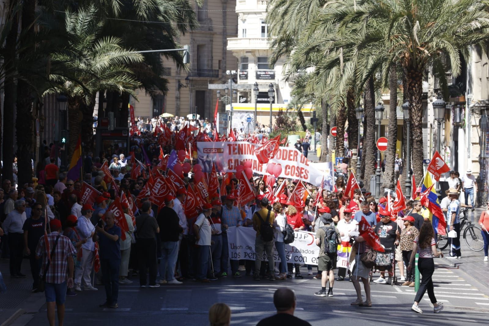 Miles de trabajadores festejan el Primero de Mayo en València