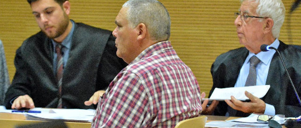 Pedro Santana sigue el juicio que se celebra desde el lunes contra él en la Audiencia de Las Palmas.