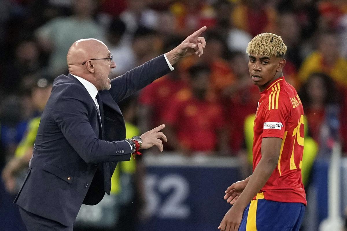 Luis de la Fuente y Lamine Yamal durante un partido de España