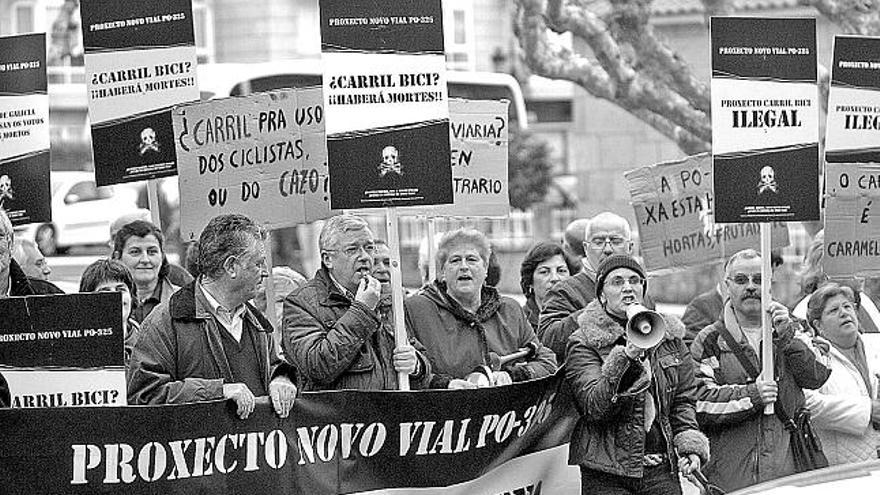 Un grupo de vecinos protestan contra el carril bici