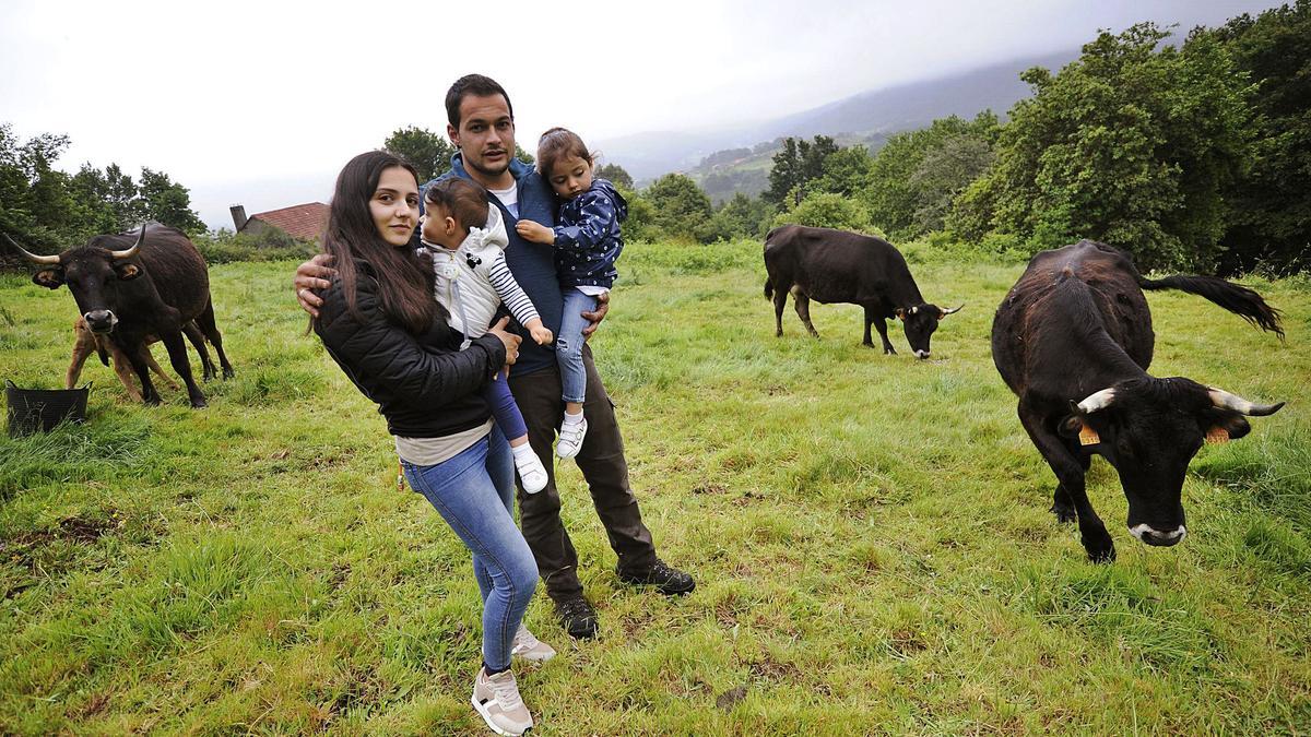 Ángel Pequeño, Diana Fortes y sus hijas con su vacas en Limeres.