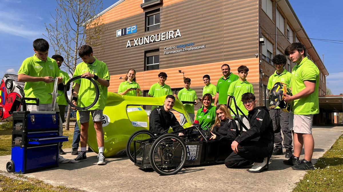 El equipo de carreras de A Xunqueira posa con su nuevo bólido.
