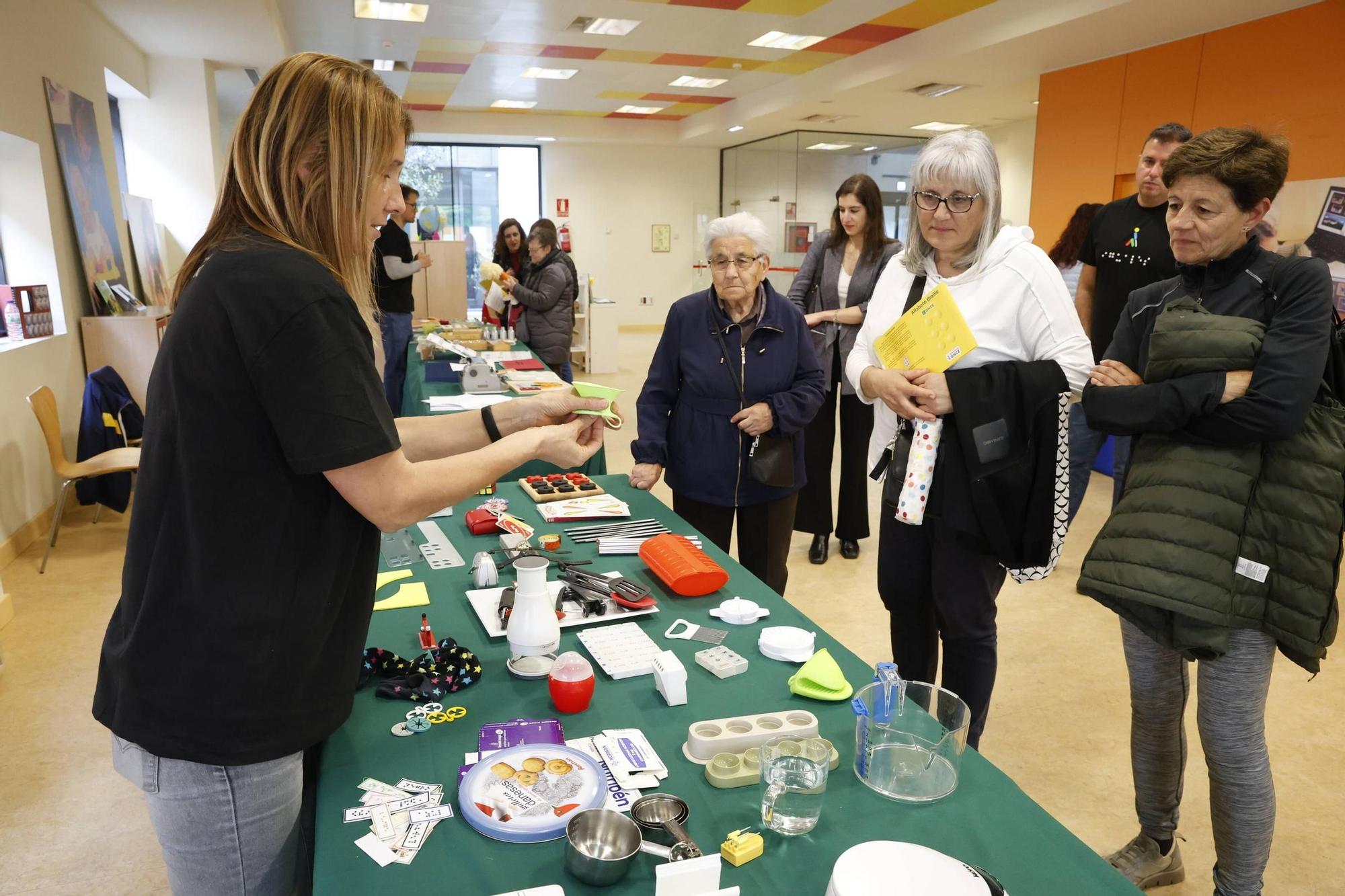 El Grupo Social ONCE sensibiliza y muestra su labor en Gijón (en imágenes)